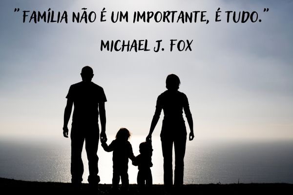 frases de família pai, mãe e 2 crianças de frente para o mar