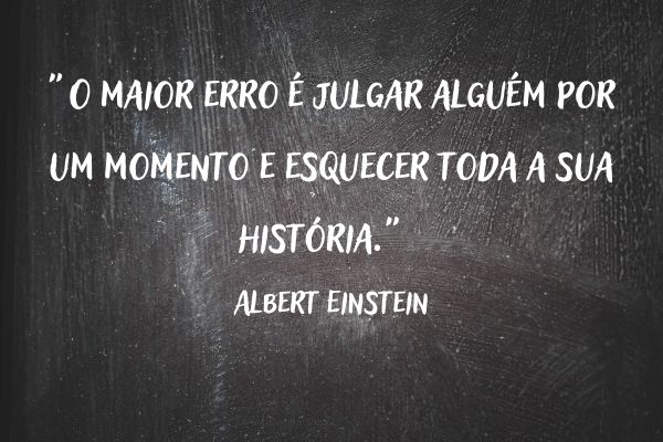 frases julgamento injusto quadro negro com frase