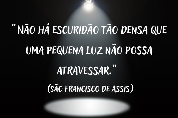 frases para brilhar palco escuro com uma luz redonda no meio representando brilhar e sucesso