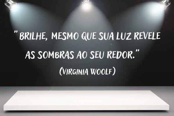frases para brilhar palco escuro com tatame com 3 luzes iluminando