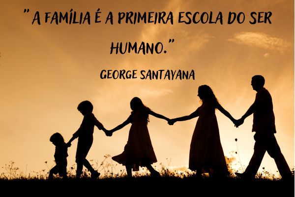 frases para familia pai, mãe e 3 crianças andando no mato com céu no fundo em amarelo
