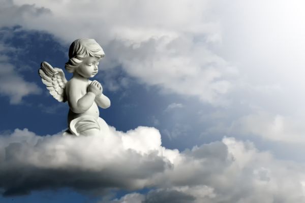 anjo da guarda no céu orando