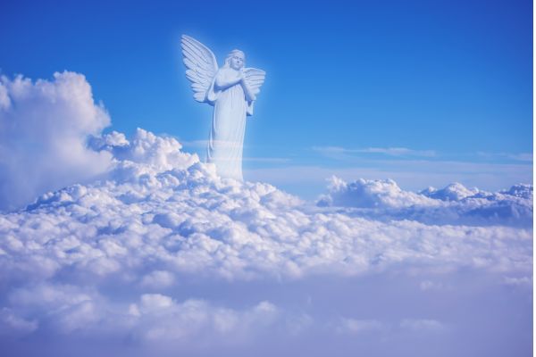 anjo da guarda no céu azul em pé