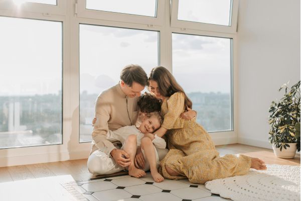 arquetipo do cara comum representando pelo pai, mãe e filhos