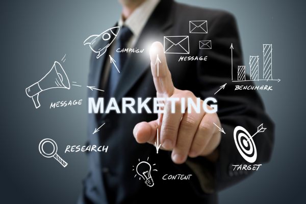 corpo de um homem com terno com luz no seu dedo escrito marketing com desenhos em circulo como target, content, research, mesage, campanha, benchmark