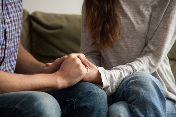 as vozes na cabeça mãos dadas entre homem e uma mulher