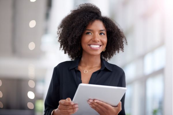 comunicação boa e eficaz mulher com folha de papel em pé sorrindo