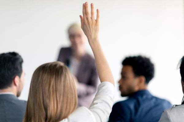 comunicação eficaz mulher levantando braço para perguntar