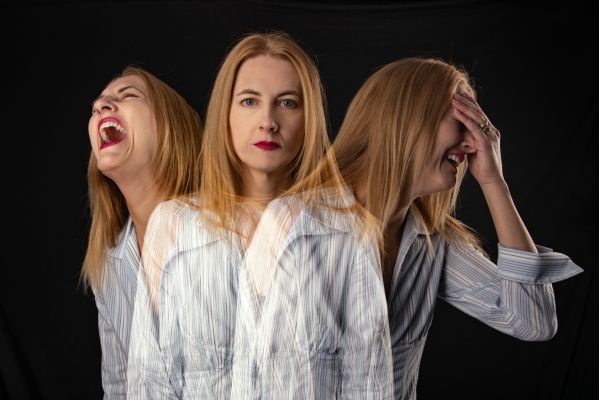 consciencia emocional 3 imagens da mesma mulher: uma mulher séria, a mesma mulher rindo e a mesma mulher preocupada.