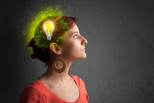 consciente mulher com uma lampada acessa dentro da sua cabeça