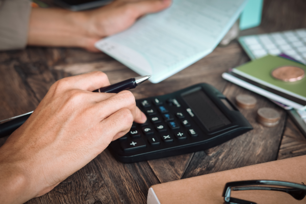 dívida uma mão com dedo numa calculadora