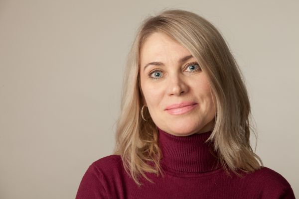 fases da vida adulta 50 anos mulher 50 anos loira de olhos azuis