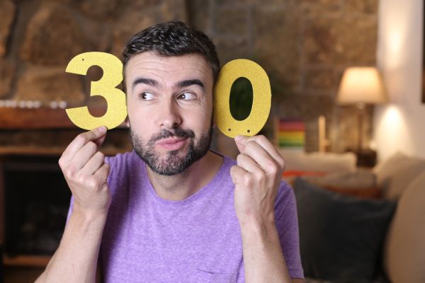 fases da vida adulto homem com numero 3 e ero em cada orelha