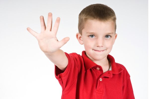 fases da vida infancia criança esticando braço com mão esticada mostrando 5 anos