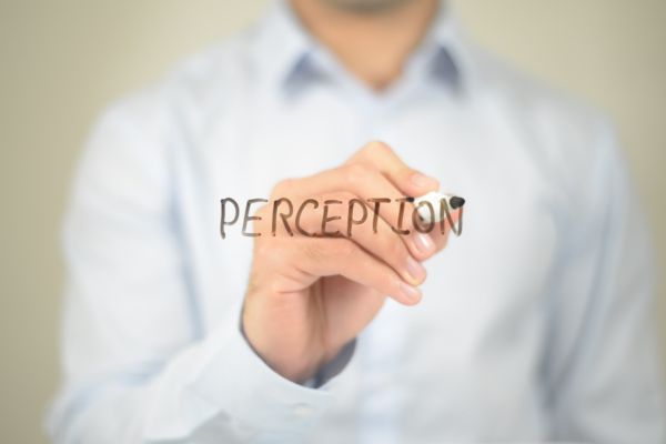 percepção projeção psicologica homem de terno escreveu com caneta perceptionn