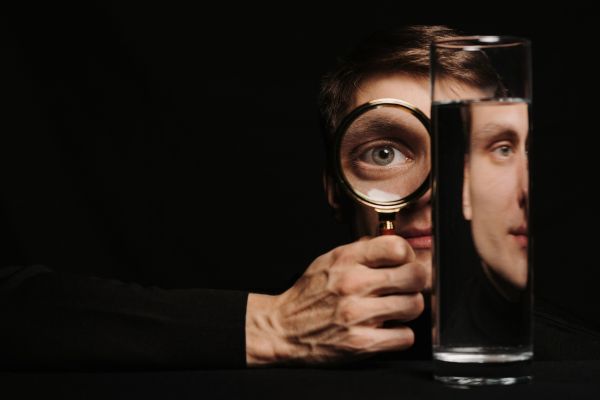 projeção psicológica - percepção homem com lupa nos olhos