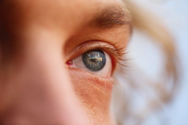 projeções - percepções olhos azuis de um homem