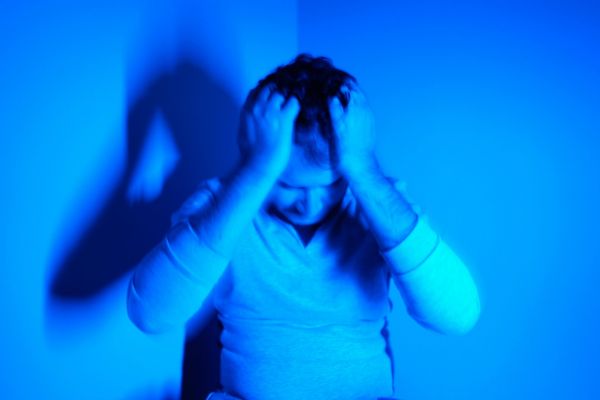 vozes na cabeça homem com mãos na cabeça