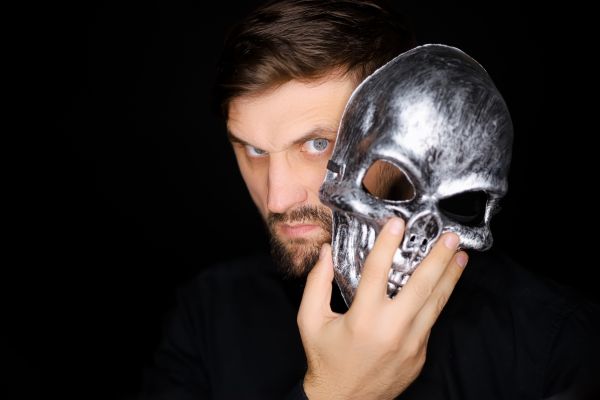como afastar-se de pessoas negativas homem com máscara na mão