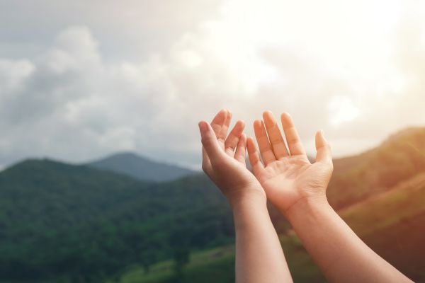 mãos esticadas para o céu representando conversa com Deus