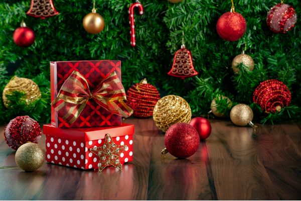 símbolos do natal presente, sino, bengala e bolas de natal