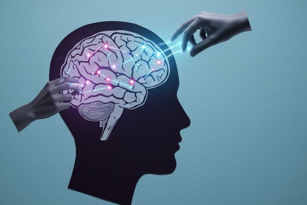 subconsciente humano desenho de uma cabeça com o cérebro e mão soltando umas luzes azuil para o cérebro