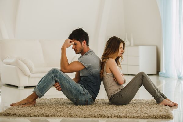 4 compromissos um casal sentado com as costas encostadas