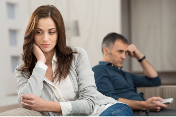 carencia de amor mulher sentada pensativa dando as costas para o homem pensativo