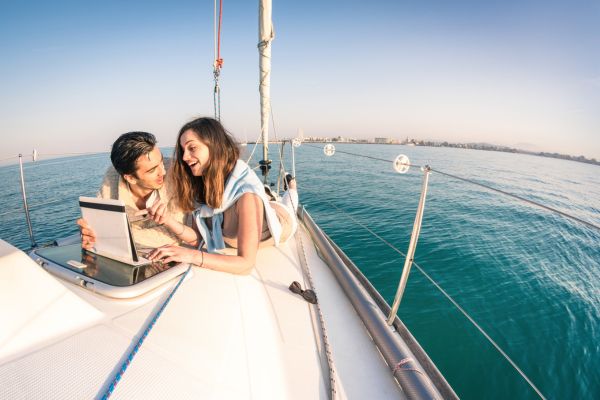 como criar a realidade homem e mulher com computador aberto deitado dentro do barco