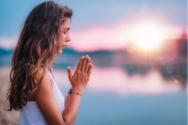 como criar realidade mulher meditando