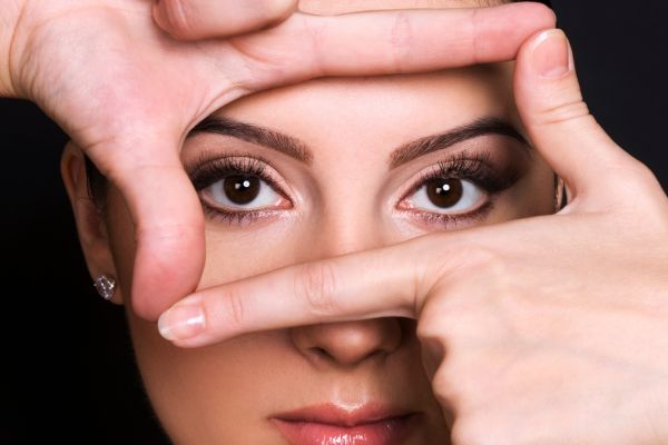 como seduzir com os olhos mulher mostrando os olhos com os dedos envolta deles
