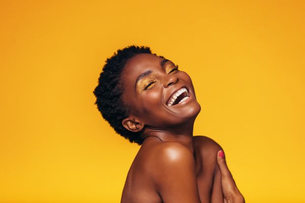 como superar o medo fundo amarelo com mulher negra sorrindo