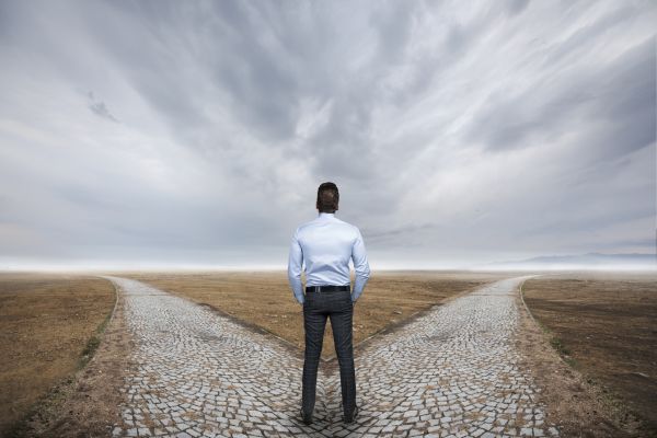 como viver bem na vida um homem olhando dois caminhos para ir