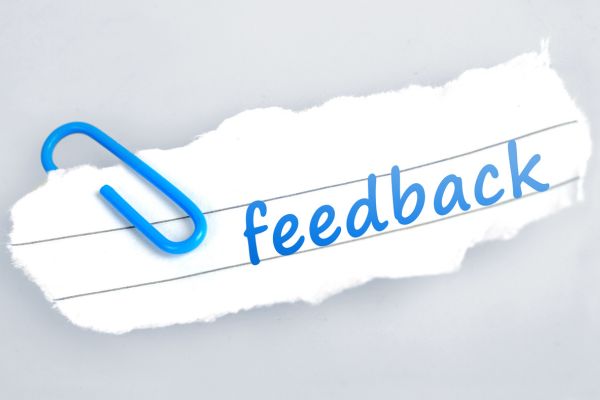 papel escrito feedback em azul