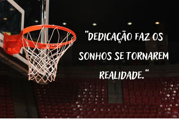 uma frase de kobe bryant e uma cesta de basquete