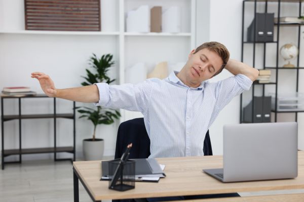 profissional fazendo pausa e alongamento no trabalho para melhorar a gestão do tempo
