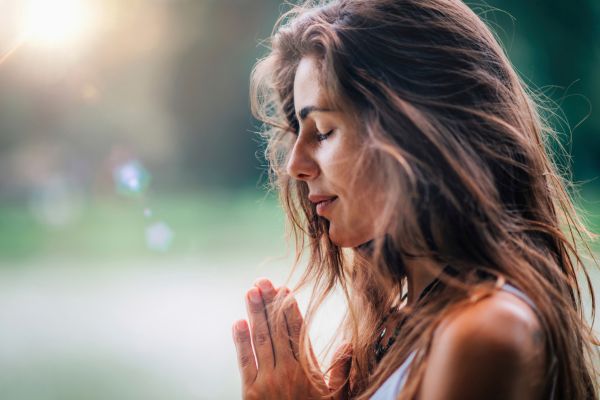 mulher meditando
