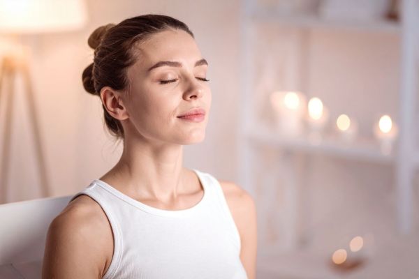 não julgue ninguém mulher meditando