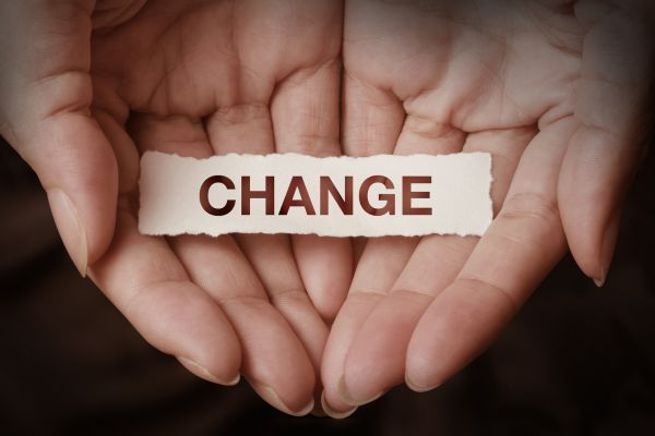 traumas de infancia uma mão com a palavra change
