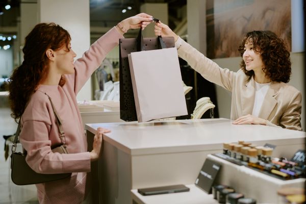 vender ideia - objeções mulher entregando sacola para cliente