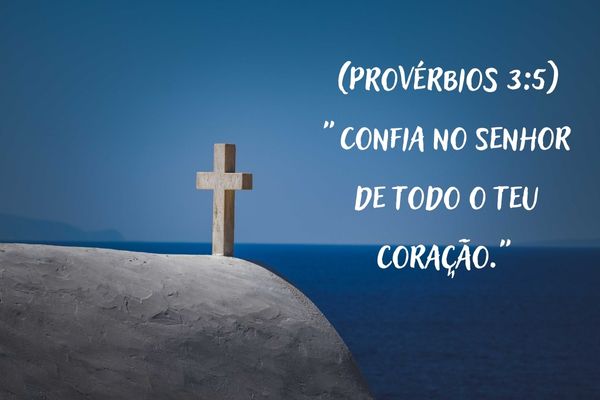 VERSÍCULO de fé uma cruz na pedra diante do mar