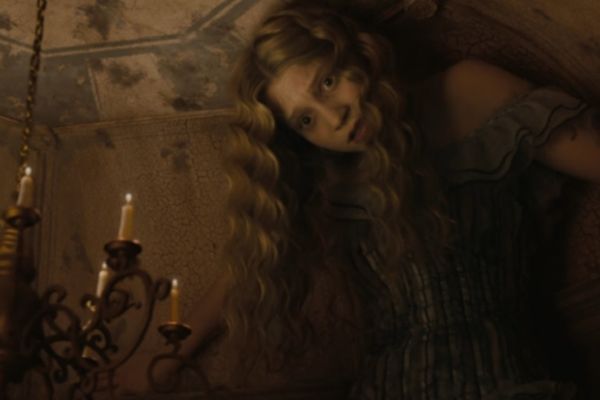 alice no país das maravilhas alice quando ficou grande encostando no teto após comer o pedaço de bolo