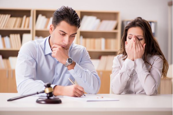 como supera um término de relacionamento homem e mulher com a mão no rosto representando assinatura de divórcio
