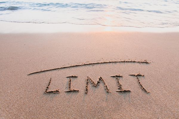 praia escrito na areia limite em ingles