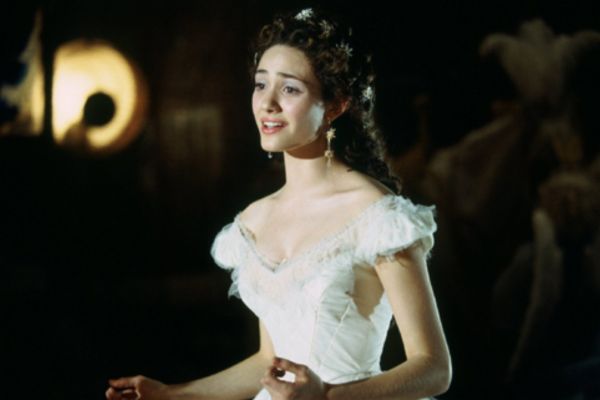 cristine fantasma da ópera mulher com vestido branco representando cristine