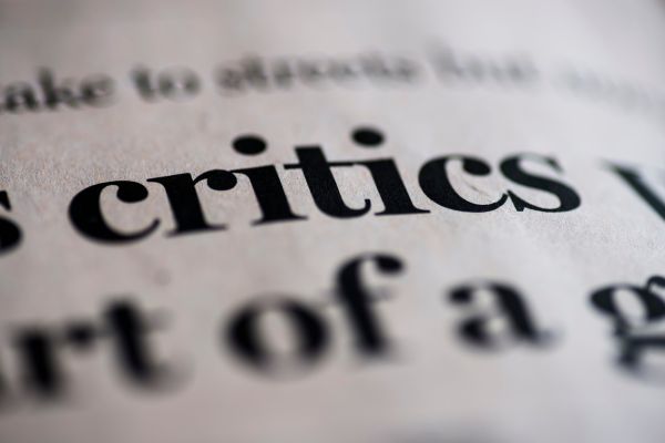 crítica escrito em inglês