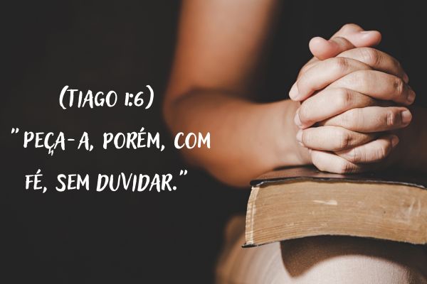 fé mãos em cima de uma bíblia em cima das pernas