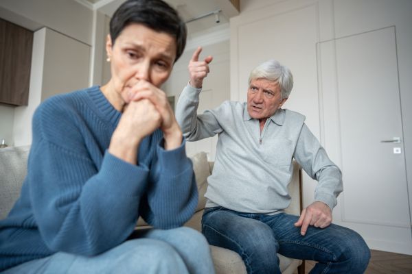 manipulações emocionais sutis homem de idade levantando braço para uma mulher de idade