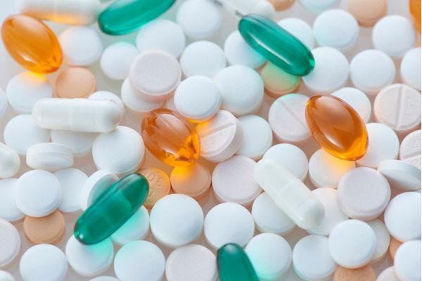 medicamentos para deficit de atenção remédios branco, verde e cor de abóbora