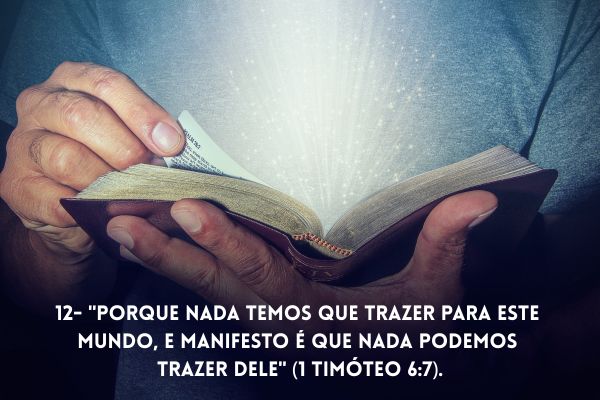 uma mão segurando a bíblia